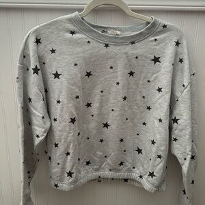 Trendy, slightly cropped star sweatshirt